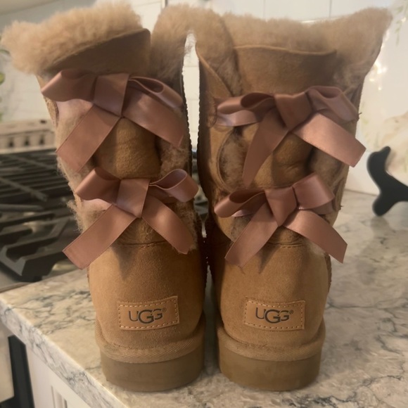 rose gold bailey bow uggs - Picture 2 of 3